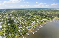 Jupiter waterfront - dock and new  jacuzzi spa , 3 b 2 b fits 30 “ boat Hotel a Jupiter