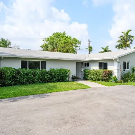 Hot Spa - Super Clean - 8 M Drive to Beach, Restaurants, Nightlife