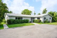 Hot Spa - Super Clean - 8 M Drive to Beach, Restaurants, Nightlife