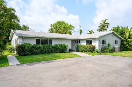 Hot Spa - Super Clean - 8 M Drive to Beach, Restaurants, Nightlife