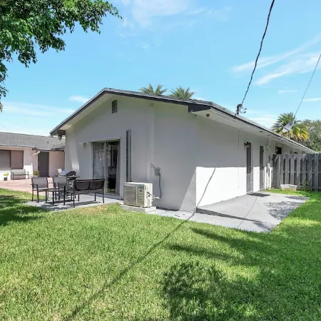 SPACIOUS STUDIO, WASHER/DRYER, BACK YARD, BBQ