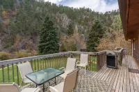 Paradise by the Creeks edge, hot tub overlooking creek, bar area w/ music BT Hotels in Mount Rushmore UT