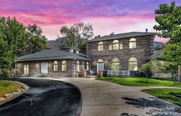 Luxurious Private Estate with Hot Tub. Game Room, Grand Piano- Near Ski Resort