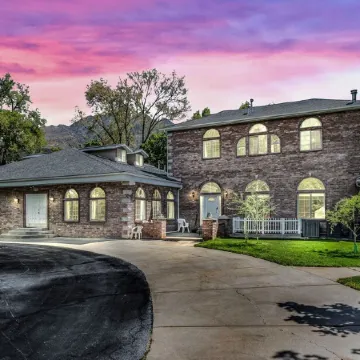 Luxurious Private Estate with Hot Tub. Game Room, Grand Piano- Near Ski Resort