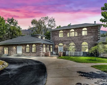 Luxurious Private Estate with Hot Tub. Game Room, Grand Piano- Near Ski Resort ホラデイのホテル