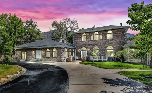 Luxurious Private Estate with Hot Tub. Game Room, Grand Piano- Near Ski Resort فنادق في هولاداي