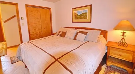 2 Bed 2 Bath, parking, convenience of Downtown CB on a Budget. Pets! Shuttle Отели в г. Крестед-Батт