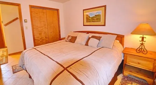 2 Bed 2 Bath, parking, convenience of Downtown CB on a Budget. Pets! Shuttle