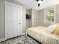 2 Bedroom Pet Friendly Apt w/ full kitchen; Private fenced Backyard; Great Wifi