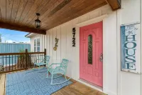 Private Pool and Hot Tub, Steps to beach, Pet Friendly with fenced in yard!