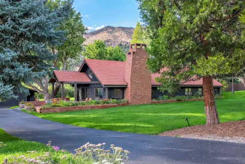 Historic Log Cabin Lodge near downtown Basalt, easy walk to the 2 rivers