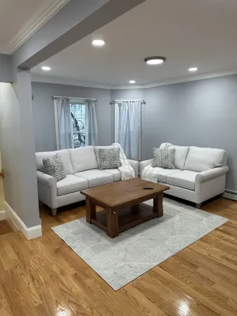 Charming Apartment-Saint Anselm -Snhu Отели рядом с достопримечательностью «Sky Zone Trampoline Park»