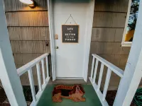 Modern House in the Heart of Grants Pass with Hot Tub and Fire Pit