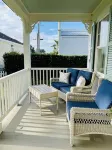 Acadian cottage 1 minute walk to beach, 5 minutes to Old Town BSL! Best location