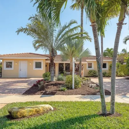 Tropical Luxury Living, waterfront, pool heated, close to the beach