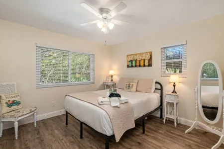 Perfect Getaway, Peaceful Escape, Beautiful Seasonal Flower & Vegetable Gardens