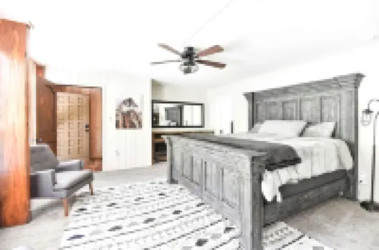 Oak Creek Retreat - Cozy Cabin by the River. Fish Hike Swim Pets OK