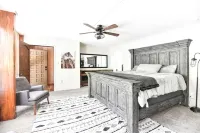 Oak Creek Retreat - Cozy Cabin by the River. Fish Hike Swim Pets OK 滑石州立公園附近的飯店