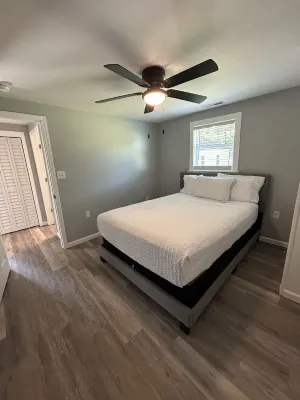 Bourbon Trail Bungalow-fast WiFi, low cleaning fee, lots of parking, fenced in Hotels near Knob Creek Gun Range