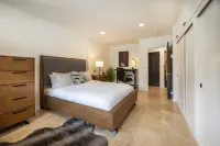 Luxury Hollywood Hills Oasis: Heated Pool, Unique Design, Peaceful and Private