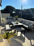 Upmarket 3 bedroom villa with garden and Jacuzzi close to the sea