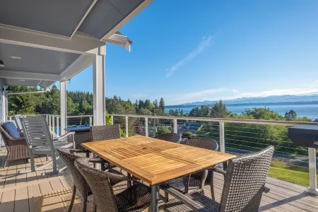 Water & Mountain Views: Escape to Whidbey Island! Отели рядом с достопримечательностью «Парк округа Дабл Блафф»