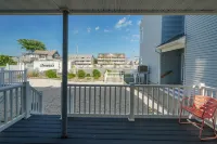 Prime location beach stay! Fully updated, just steps to all you need! Sleeps 10+ - 3-Star