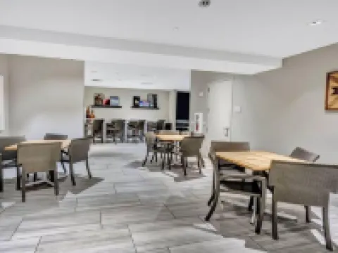 Apt w Parking Pool Gym Projector Desk Gym CityView