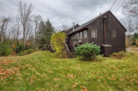 Riverfront Unit. Minutes to Storyland, N Conway and Hiking Trails.