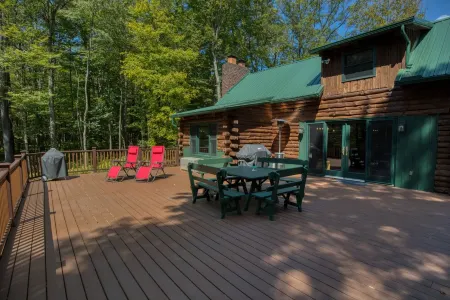 Charming Ski In/Ski Out Log Cabin at Hidden Valley
