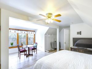 Dog-friendly Lake George Home: 3 Mi to Beach!