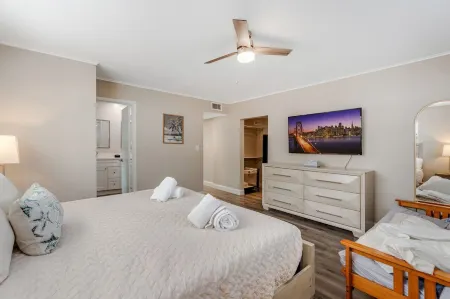 4BR Getaway w/ Private Pool~Game Room~Outdoor Bar Отели рядом с достопримечательностью «Laguna Bay Nursery Inc»