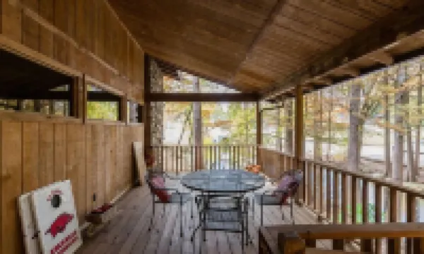 Beautiful home- near the University-large outdoor spaces and a hot tub.