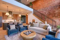 The Addison- Luxury Townhome w/ Rooftop Patio