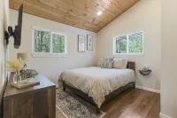 Charming Pocono Chalet with Sauna and Hot Tub فنادق في Tobyhanna Township