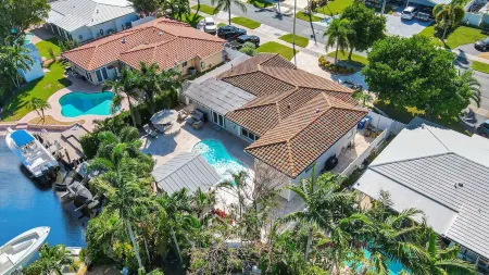Luxury Waterfront house/ Heated pool in paradise