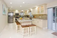 3 Minute Walk to Beach-Discounted Rates- Relaxing-Private-Fun-Pool-WiFi-Near All Hotel a Ocean Ridge