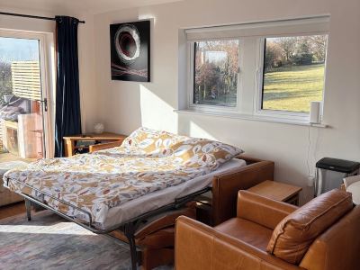 Unique getaway, surrounded by fields close to two great pubs.