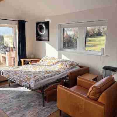 Unique getaway, surrounded by fields close to two great pubs. Rooms