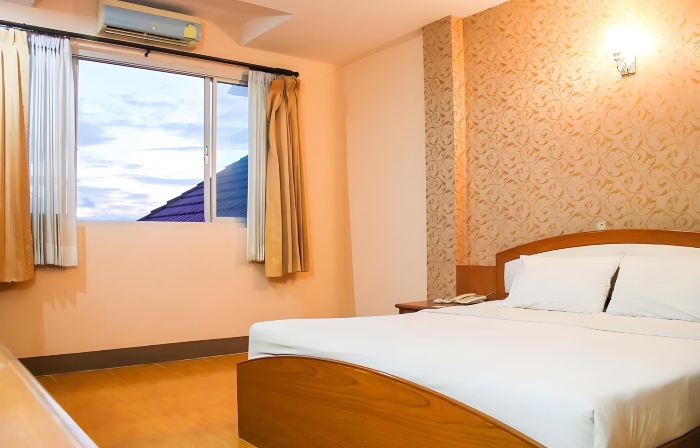 โรงแรมภูทองเพลส