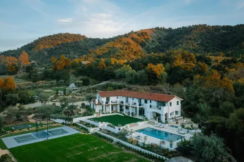 Ojai Luxury 6.5 Miles to Ojai, Pool, Spa,Yoga Dome, Pickle Ball, Magical Gardens