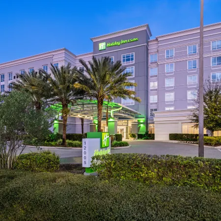 Holiday Inn & Suites ORLANDO I-DRIVE - THEME PARKS by IHG Отели рядом с достопримечательностью «Аутлет-центр Orlando Premium Outlets»
