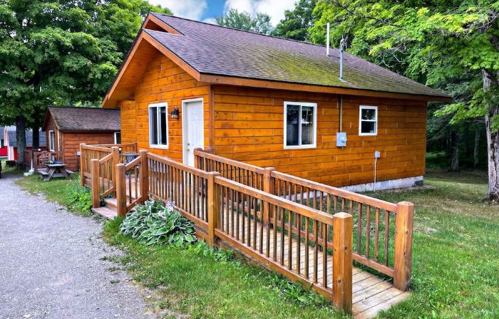 2 bedroom cottage 2.5 miles from Munising, MI and the Pictured Rocks Cruises.
