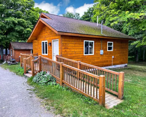2 bedroom cottage 2.5 miles from Munising, MI and the Pictured Rocks Cruises. Hotels in Munising Township