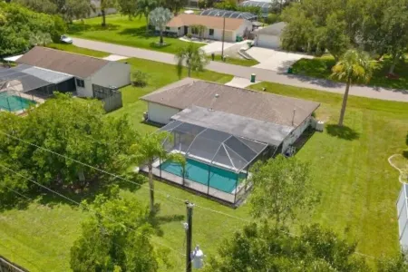 Coastal Paradise with HEATED POOL Отели рядом с достопримечательностью «Кидстар Парк»