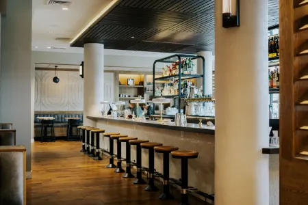 Holman Riverfront Park Hotel Salem,Tapestry Collection by Hilton Отели в г. Монмут