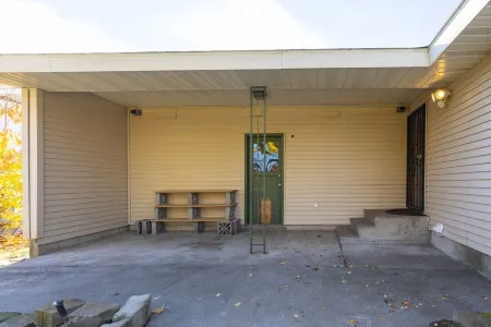 Peaceful and Welcoming 3 bedroom/1.5 bath home conveniently located!