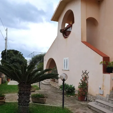 VILLA CALABERNARDO APARTAMENT RED 6 BEDS / 50 METERS FROM THE SEA