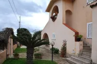 VILLA CALABERNARDO APARTAMENT RED 6 BEDS / 50 METERS FROM THE SEA
