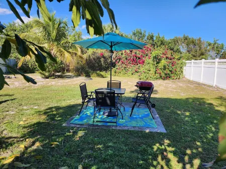 Beachcomber Villa - Your Relaxing Beach Town Getaway - Newly Remodeled, King Bed